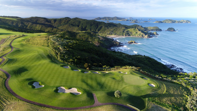 뉴질랜드 북섬 카우리 절벽에 위치한 카우리클리프 골프클럽은 세계적인 명문 골프 코스다.