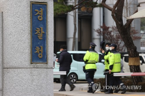 서울 서대문구 미근동 경찰청사 안을 경찰관들이 지나가고 있다./연합뉴스