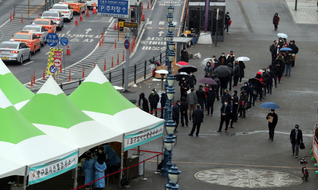 26일 오전 서울역광장에 설치된 임시선별진료소에서 시민들이 검사시작을 기다리며 줄을 서 있다./연합뉴스