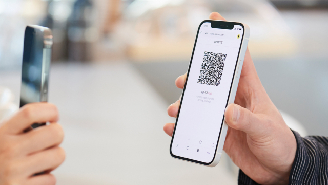 한 이용자가 카카오톡 지갑을 통해 QR체크인을 하고 있다. /사진제공=카카오