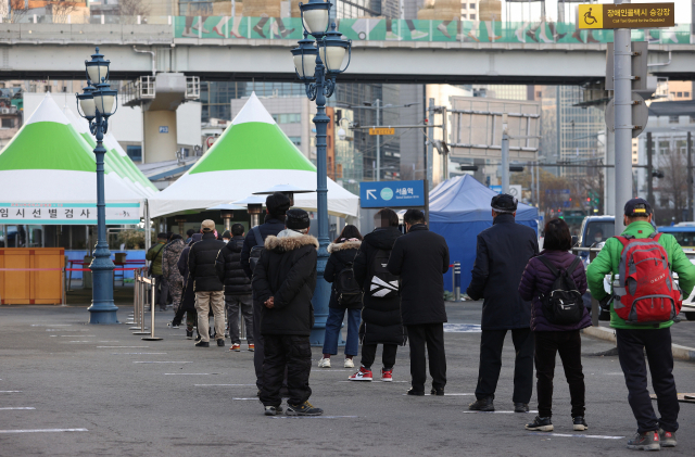 27일 오전 서울역광장에 설치된 임시선별진료소에서 시민들이 검사를 받기 위해 줄을 서고 있다. /연합뉴스