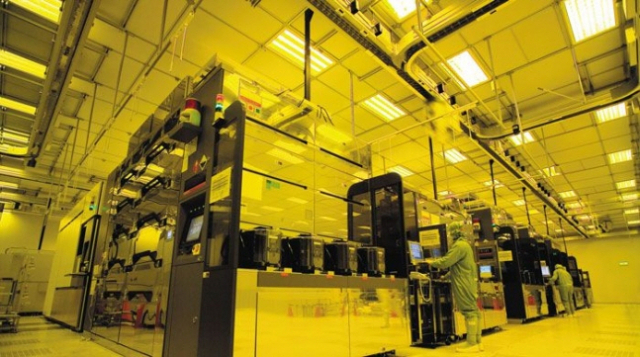 글로벌 파운드리 1위 업체 TSMC의 대만 공장에서 직원들이 반도체를 생산하고 있다. /사진제공=TSMC