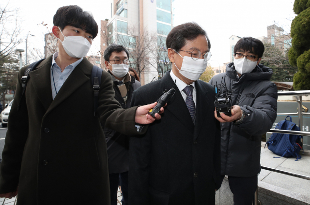 윤갑근 전 대구고검장(현 국민의힘 충북도당위원장)이 지난해 12월 10일 오전 서울 양천구 서울남부지법에서 열린 영장실질심사에 출석하며 취재진 질문에 답하고 있다. /연합뉴스