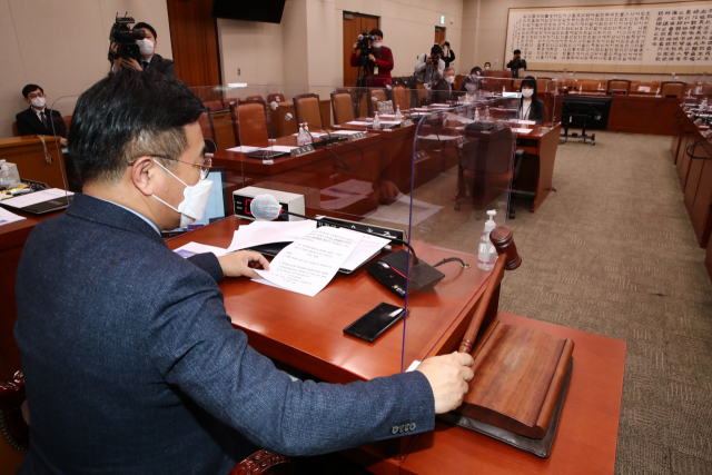 윤호중 국회 법제사법위원장이 27일 국회 법사위 전체회의에서 박범계 법무부 장관 후보자에 대한 인사청문경과보고서 채택의 건을 처리하고 있다./권욱기자