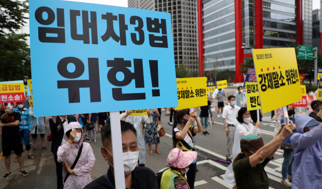 정부 여당의 임대차 3법에 반대하는 시민들이 지난해 8월 8일 서울 여의도에서 집회를 열고 있다. /연합뉴스
