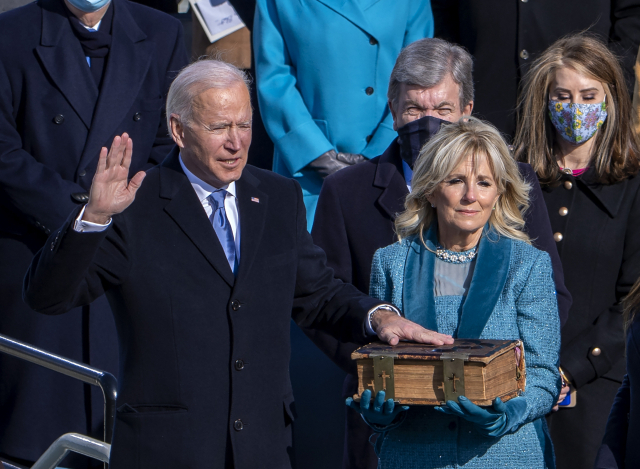 조 바이든 미국 대통령이 지난 20일(현지시간) 미국 워싱턴에서 열린 취임식에서 성경에 손을 얹고 선서를 하고 있다./UPI연합뉴스