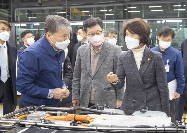 한정애(오른쪽) 환경부 장관이 28일 현대차 전주 공장을 찾아 생산현장을 점검하고 있다. /사진제공=환경부