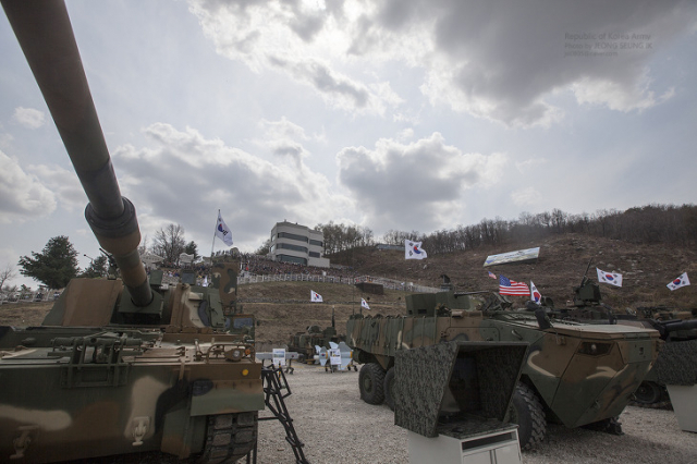 한국군과 주한미군이 경기도 포천에 있는 육군 승진과학화훈련장에서 합동으로 ‘통합화력 격멸훈련’을 하고 있다. /사진제공=육군