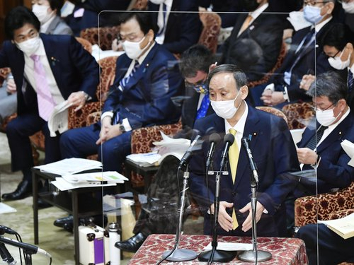 스가 요시히데 일본 총리가 26일 열린 중의원(하원) 예산위원회에서 답변하고 있다. /교도=연합뉴스