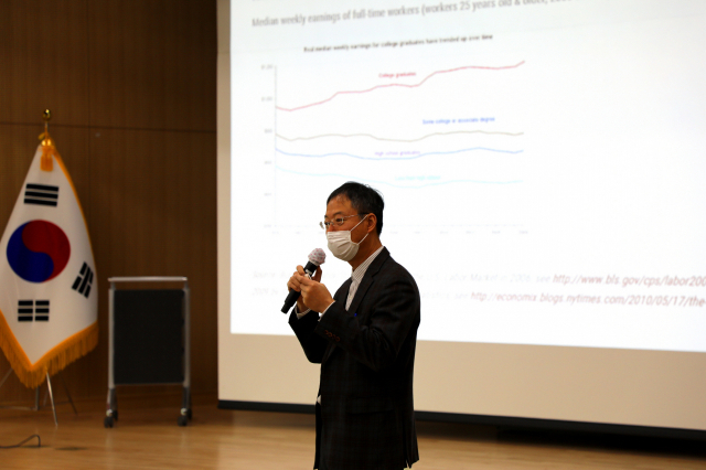 국립세종수목원 조남성 운영지원부장이 직원역량 강화 세미나에서 ‘한국의 위상과 세종수목원’이라는 주제로 강의를 하고 있다. 사진제공=국립세종수목원