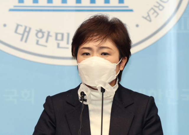 이언주 전 의원이 28일 오전 서울 여의도 국회 소통관에서 긴급 기자회견을 하던 중 울먹이고 있다./권욱기자