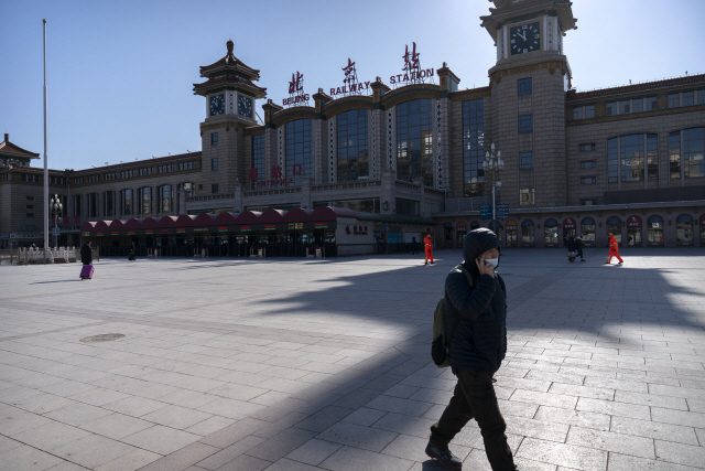 춘제 기간 이동 제한 여파로 춘윈 첫날인 28일 중국 베이징역 앞이 텅 비어 있다. /AP연합뉴스