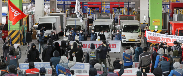 29일 서울 송파구 서울동남권물류단지에서 전국택배노동조합 관계자 등이 총파업과 관련된 잠정합의안 추인 여부 투표 결과를 발표하며 기자회견을 하고 있다. /연합뉴스