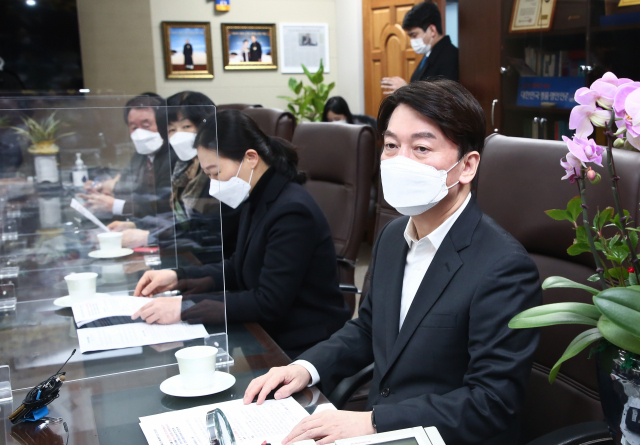 안철수 국민의당 대표가 지난 28일 오전 서울 용산구 대한노인회 중앙회를 방문하여 김호일 노인회장과 이야기를 나누고 있다. /연합뉴스