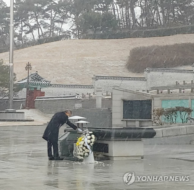 이재명 경기지사가 지난 28일 오후 광주 국립 5·18민주묘지에서 홀로 참배하고 있다. /사진=연합뉴스