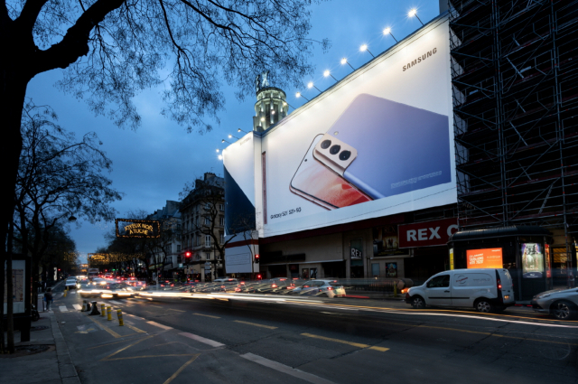 프랑스 파리 르그랑렉스극장에 설치된 ‘갤럭시S21’ 옥외 광고 모습./사진 제공=삼성전자