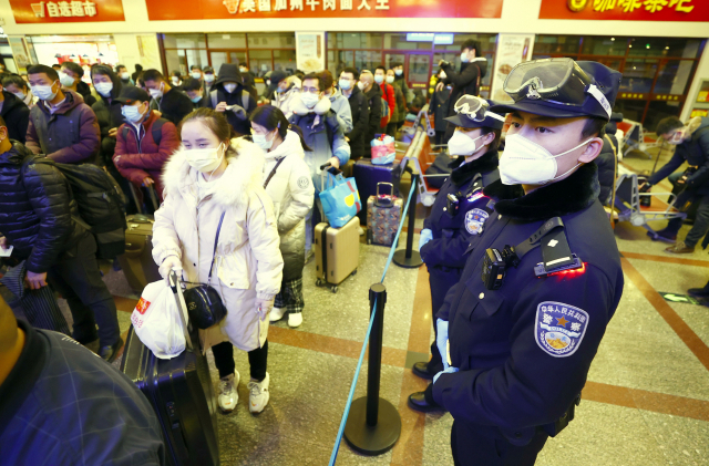 중국에서 춘제 대이동 첫날인 28일 중국 베이징역에서 무장 경찰들이 경계를 서고 있다. /신화연합뉴스