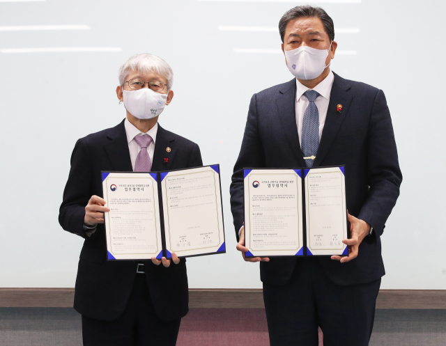 최기영(왼쪽) 과학기술정보통신부 장관과 황기철 국가보훈처장이 28일 경기도 수원시 보훈재활체육센터에서 열린 국가보훈·과학기술 정책 협약 및 스마트 보철구 전달식에서 기념촬영을 하고 있다. /수원=연합뉴스