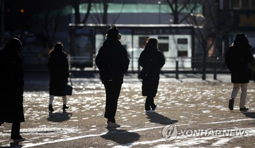 서울을 비롯한 수도권과 경북 내륙 등의 아침 기온이 영하 10도 이하로 떨어지며 매우 추운 날씨를 보인 지난 29일 오전 서울 용산역 인근에서 두꺼운 복장을 한 시민들이 이동하고 있다./연합뉴스