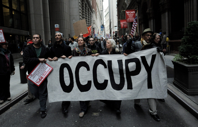 미국의 월가 점령 시위대가 지난 2011년 10월 뉴욕 맨해튼에 있는 뉴욕 증권거래소 바깥 거리에서 행진하고 있다. /EPA연합뉴스