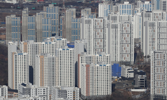 24일 오전 경기도 광주 남한산성에서 바라본 위례신도시에 건축중인 아파트의 모습. /연합뉴스