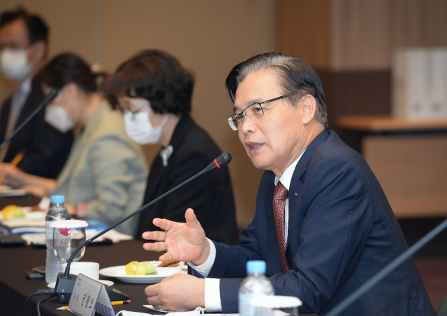 권평오 KOTRA 사장이 지난해 9월 기업 간담회에 참석해 비대면 수출 마케팅 방안을 논의하고 있다. /사진 제공=KOTRA