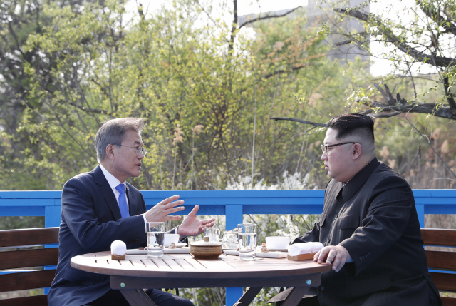 문재인 대통령과 북한 김정은 국무위원장이 27일 오후 판문점 도보다리에서 대화하고 있다. /연합뉴스