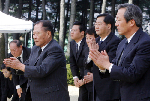 2006년 경기도 하남시 창우리 선영에서 열린 정주영 명예회장의 5주기 추도식에서 참배하는 정상영(앞줄 왼쪽) 명예회장과 정몽준(앞줄 오른쪽) 당시 의원. /연합뉴스