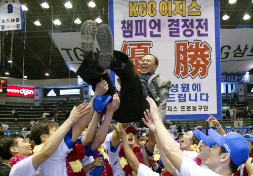 2004년 원주 치악체육관에서 열린 프로농구 챔피언결정전 7차전에서 승리해 우승한 전주 KCC 선수들이 정상영 당시 KCC 회장을 헹가래 치고 있는 모습. /연합뉴스