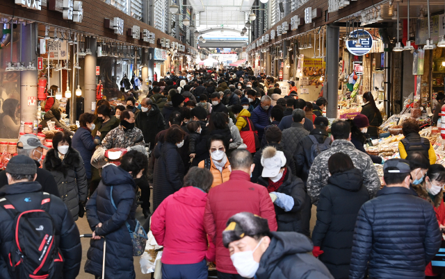 설 연휴를 열흘여 앞둔 31일 서울 동대문구 경동시장이 제수용품을 구매하려는 시민들로 붐비며 모처럼 활기를 띠고 있다. 서울시는 오는 10일까지 시내 139개 전통시장에서 설 제수용품과 농수축산물을 최대 50% 할인된 가격으로 판매한다./오승현 기자