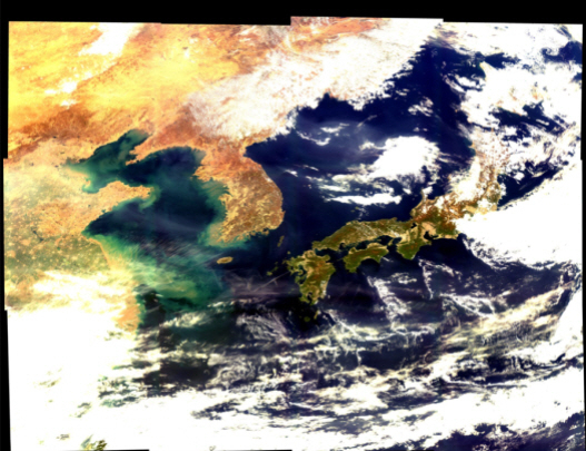 천리안2B호가 지난해 3월 23일 오후 1시 찍은 한반도 주변의 해양관측 영상. 기존 천리안 1호보다 4배 선명해진 영상을 통해 지구해양의 상태변화를 정확하게 보여준다. 동해와 달리 서해 쪽에 희뿌옅게 번져 있는 녹색띠는 얕은 수심과 조류의 변화로 부유물이 해역에 떠오른 결과다. /사진제공=과기정통부