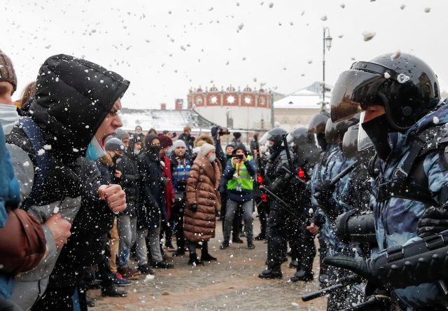 러시아의 야권 지도자 알렉세이 나발니의 석방을 요구하는 시위대가 지난 31일(현지시간) 모스크바 시내에서 경찰과 대치하고 있다./로이터연합뉴스