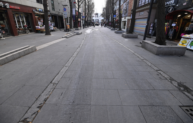 정부가 사회적 거리두기 조정안을 발표한 지난달 31일 오후 서울 종로구 인사동길이 한산한 모습을 보이고 있다./오승현기자 2021.01.31