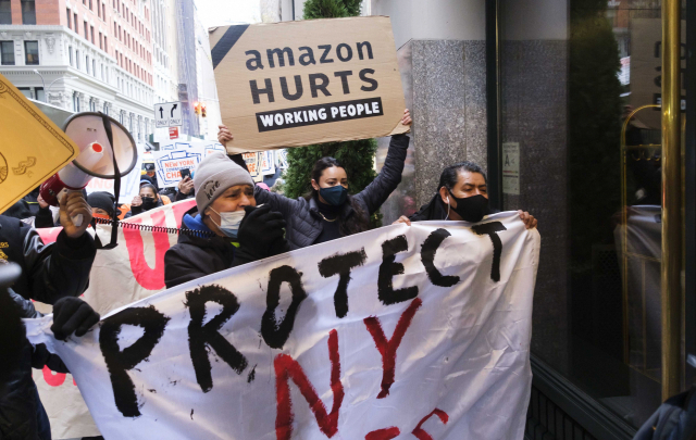 지난해 12월 아마존 전현직 근로자들이 아마존 CEO 제프 베이조스 소유 건물 앞에서 근로조건 개선을 요구하며 시위하고 있다./EPA연합뉴스