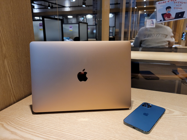 M1칩이 탑재된 골드 색상 맥북에어(왼쪽)와 아이폰12 프로 제품. /오지현기자