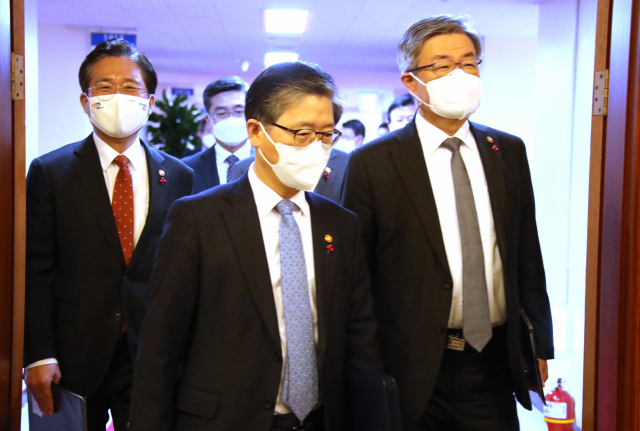 변창흠 국토교통부 장관(가운데)이 정부서울청사에서 열린 국무회의에 참석하고 있다./연합뉴스