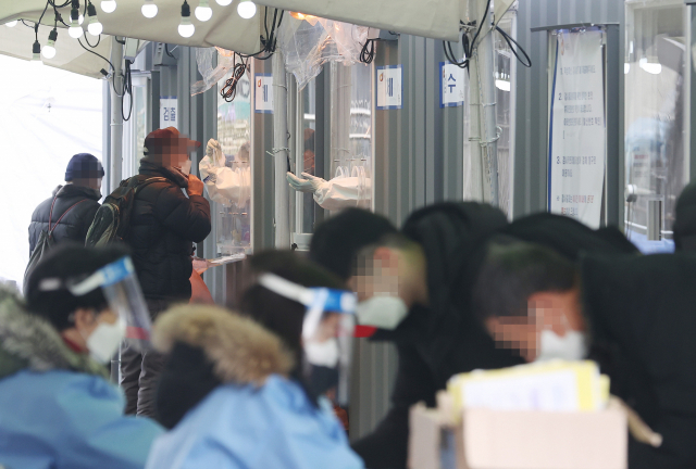 1일 오전 서울역광장에 설치된 임시선별진료소에서 시민들이 신종 코로나바이러스 감염증(코로나19) 검사를 받고 있다./연합뉴스
