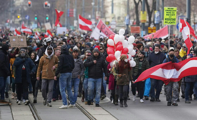 [사진] '코로나 봉쇄' 반대한다며…'나치' 깨운 오스트리아