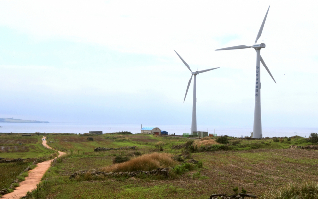 가파도가 사실상 세계 최초의 ‘탄소 없는 섬’으로 재탄생한 가운데 풍력발전기가 돌아가고 있다./연합뉴스