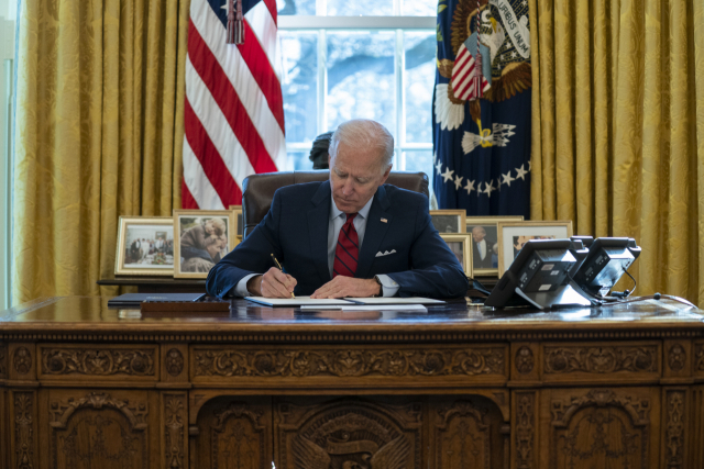 조 바이든 미국 대톷령이 지난 1월 28일 백악관에서 저소득층의 공정 의료보험을 강화하는 내용의 행정명령에 서명하고 있다. /AP연합뉴스