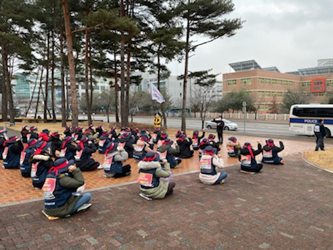 1일 강원 원주시 고용노동부 원주지청 인근에서 건보 고객센터 노조 조합원들이 파업 집회를 하고 있다./연합뉴스