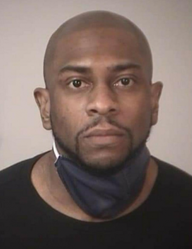 미국 버지니아주 스태퍼드 카운티 주민 브라이언 앤서니 조(41)가 여성 탈의실을 훔쳐본 혐의로 체포됐다./스태퍼드 카운티 보안관실 페이스북