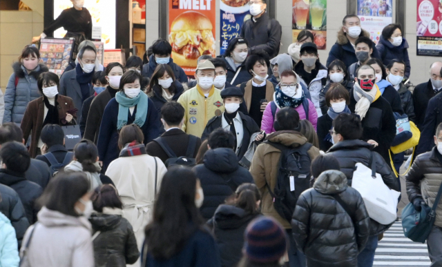 신종 코로나바이러스 감염증(코로나19) 대응을 위한 긴급사태가 발효되고 4번째 주말을 앞둔 지난달 29일 일본 도쿄 신주쿠 거리가 마스크 쓴 행인들로 붐비고 있다. /교도연합뉴스