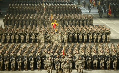 지난달 14일 북한 평양 김일성 광장에서 열린 열병식에서 북한군들이 사열을 하고 있다. /연합뉴스