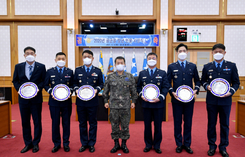 2일 공군본부에서 열린 ‘2020년 공군을 빛낸 인물’ 시상식에서 수상자들이 이성용(가운데) 공군참모총장과 함께 단체사진을 촬영하고 있다. /사진제공=공군