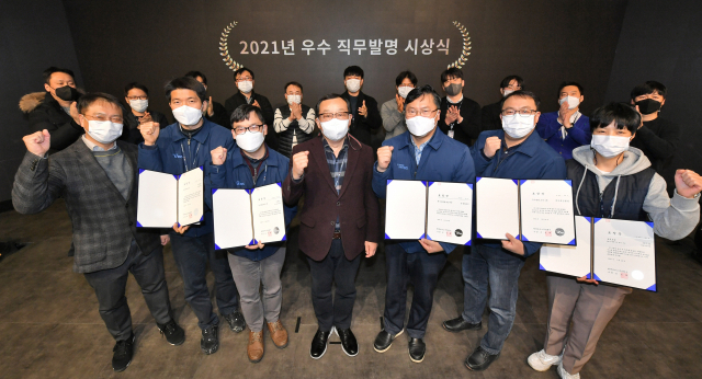 조성환(앞줄 왼쪽 네 번째) 현대모비스 사장과 직원들이 용인 기술연구소 내 디지털스튜디오에서 우수 기술을 제안한 직원을 대상으로 하는 시상식을 진행하고 있다./사진제공=현대모비스