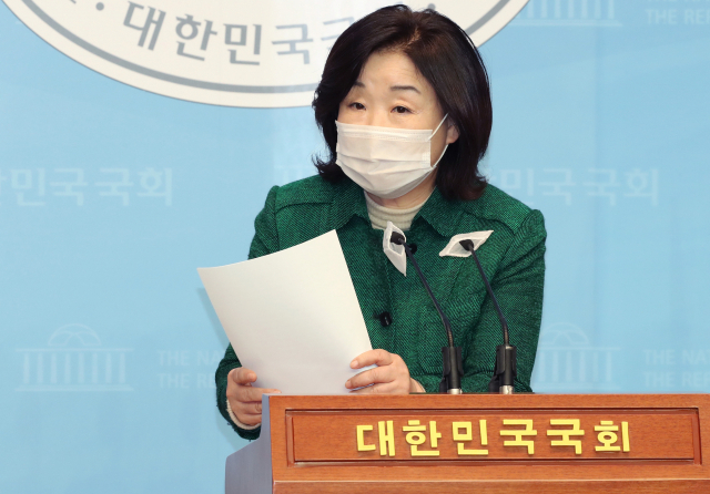 심상정 정의당 의원이 1일 오전 국회 소통관에서 코로나바이러스 등 감염병 재난에 따른 손실 보상 및 피해 지원에 관한 특별법안(약칭 코로나재난손실보상법) 발의 기자회견을 하고 있다./ 연합뉴스