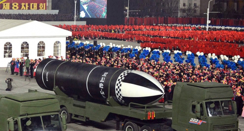 지난달 14일 북한 평양 김일성광장에서 열린 열병식에서 ‘북극성-5ㅅ’으로 보이는 문구가 새겨진 신형 추정 잠수함발사탄도미사일(SLBM)이 등장하고 있다. /연합뉴스