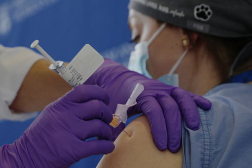 지난해 12월 미국 매사추세츠주 보스턴의 한 병원에서 응급의학 전문의가 백신을 접종받고 있다./EPA연합뉴스