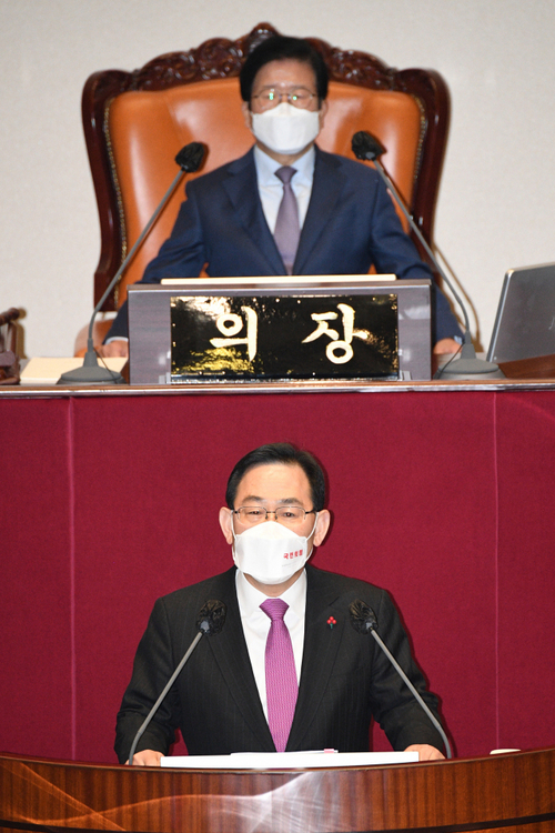 [속보]주호영 '세계 백신여권 준비, 백신 확보 늦어 우리 국민 발 묶여'